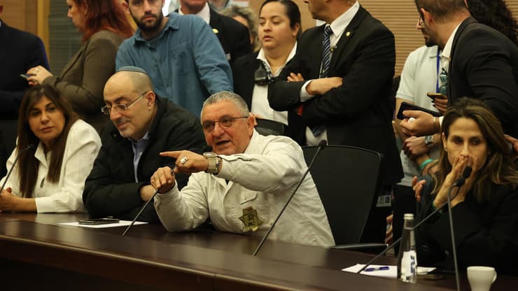 דני אלגרט, אחיו של החטוף איציק אלגרט, צועק על שר הביטחון בוועדת חוץ וביטחון