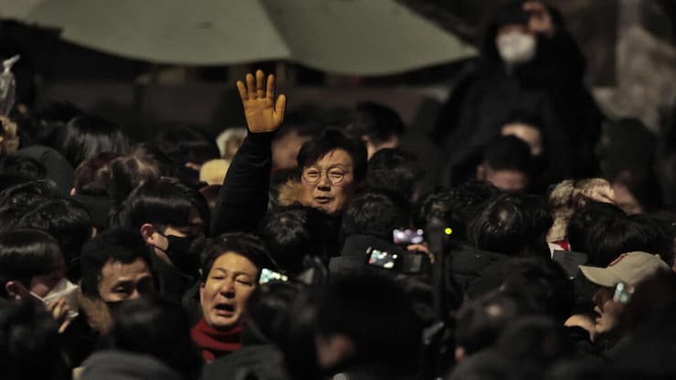 קהל מחוץ למעון של נשיא דרום קוריאה המודח ב סיאול