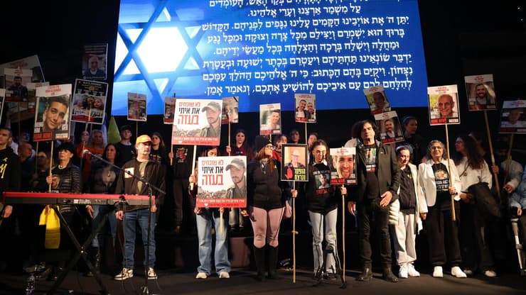כיכר החטופים, אמש. תחילה ישוחררו הנשים והילדים, אחר כך המבוגרים - ואז השאר (צילום: טל שחר) המונים בעצרת שרים לשובם בכיכר החטופים