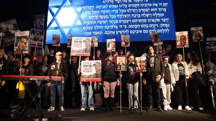 המונים בעצרת שרים לשובם בכיכר החטופים
