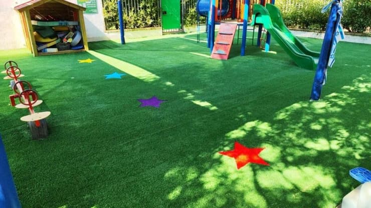 דשא סינטטי (צילום: עיריית כפר סבא) דשא מפלסטיק