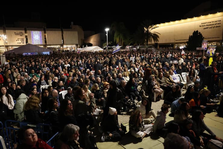 המונים בעצרת שרים לשובם בכיכר החטופים