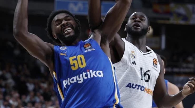 טרביון וויליאמס במאבק עם גארובה (Credit: Victor Carretero – Real Madrid) טרביון וויליאמס במאבק עם גארובה