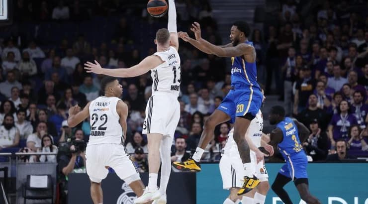 ליוואי רנדולף עולה לכדור (Credit: Victor Carretero – Real Madrid) ליוואי רנדולף עולה לכדור