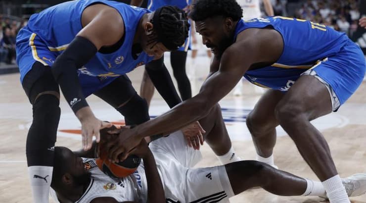 חסיאל ריברו וליוואי רנדולף במאבק (Credit: Victor Carretero – Real Madrid) חסיאל ריברו וליוואי רנדולף במאבק