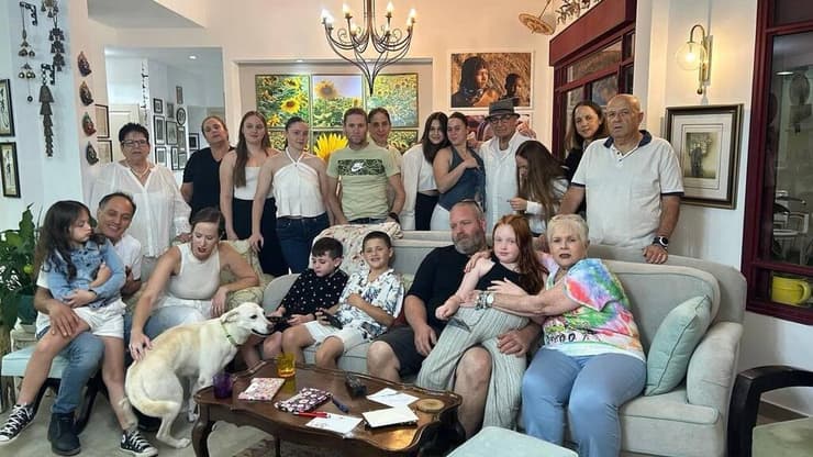 משפחת גולדשטיין-אלמוג בערב ראש השנה 2023. שניים נרצחו, שלושה נחטפו וחזרו משפחת גולדשטיין בערב ראש השנה 2023, לפני הטבח