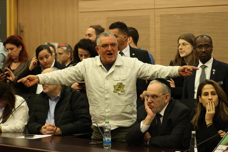 דני אלגרט, אחיו של החטוף איציק אלגרט, צועק על שר הביטחון בוועדת חוץ וביטחון