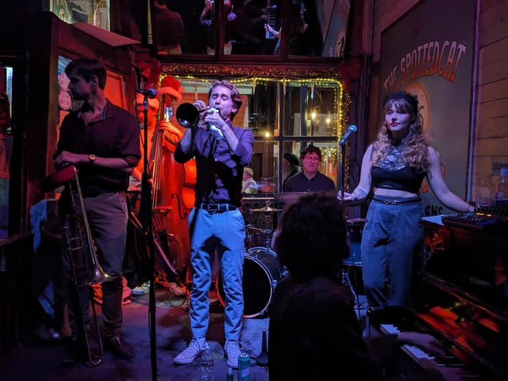 הופעה ב-Spotted Cat (צילום: אמיר בוגן) הופעה בספוטד קאט
