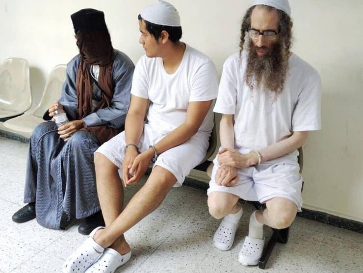 אלעזר רומפלר (מימין) יחד עם חבר הכת קסטילו (במרכז) שנעצר מוקדם יותר החודש 