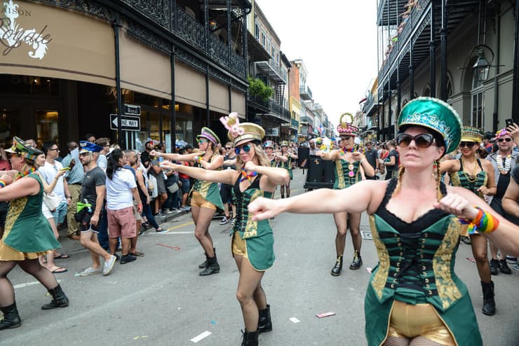 מצעד הדקדנס ברובע הצרפתי בניו אורלינס (צילום: shutterstock) מצעד הדקדנס ברובע הצרפתי בניו אורלינס