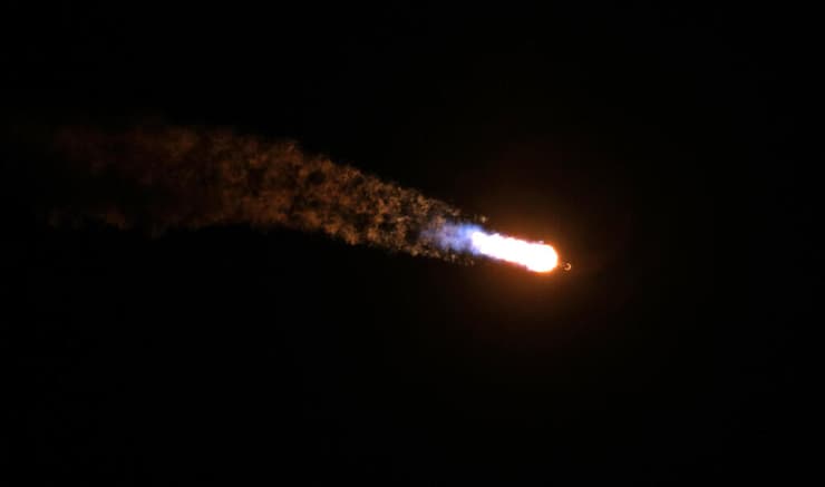 המשגר כמה שניות לאחר השיגור (צילום: GREGG NEWTON / AFP) המשגר כמה שניות לאחר השיגור