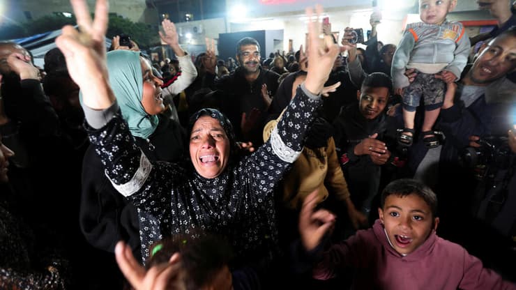 עזתים חוגגים ב חאן יונס רצועת עזה עם הדיווחים על עסקת חטופים ו הפסקת אש