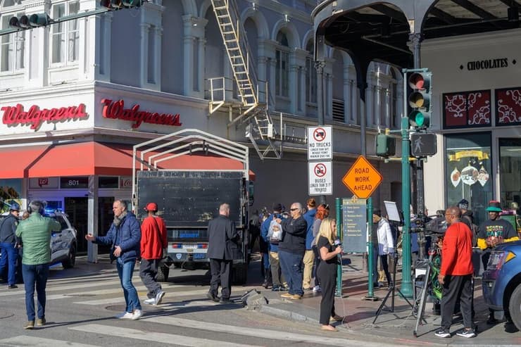 שוטרים, עיתונאים ותיירים בכניסה מרחוב קאנאל לרחוב בורבון, שנחסם על ידי משאית ונפתח מחדש לאחר פיגוע הטרור ביום השנה החדשה (צילום: shutterstock) שוטרים, עיתונאים ותיירים בכניסה מרחוב קאנאל לרחוב בורבון, שנחסם על ידי משאית ונפתח מחדש לאחר פיגוע הטרור ביום השנה החדשה