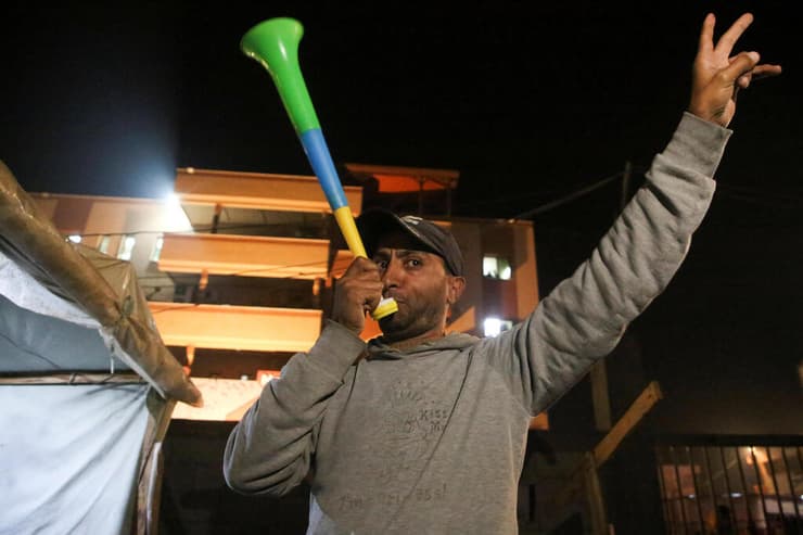 עזתים חוגגים ב מרכז רצועת עזה עם הדיווחים על עסקת חטופים ו הפסקת אש