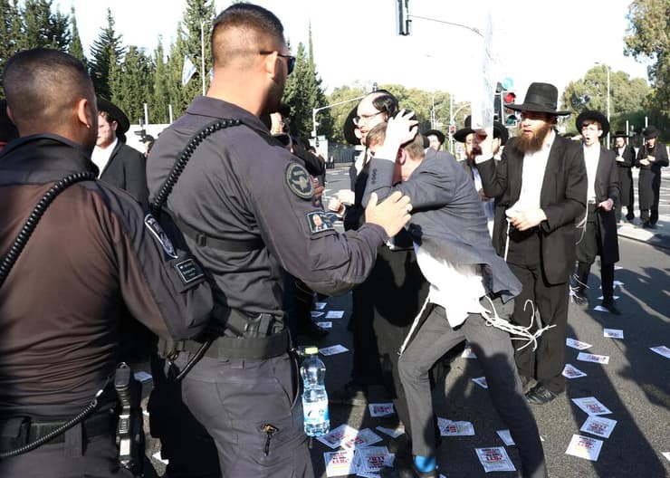 עימותים בין מפגינים לשוטרים (צילום: שאול גולן) הפגנת חרדים כנגד חוק הגיוס בבקום, תל השומר