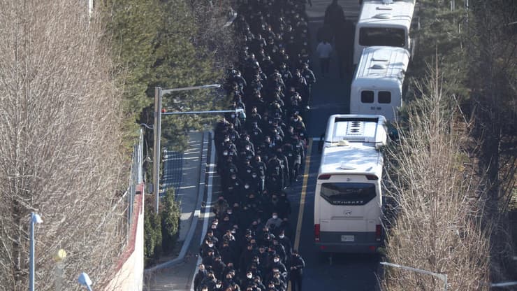 משטרת דרום קוריאה בדרך למעצר הנשיא