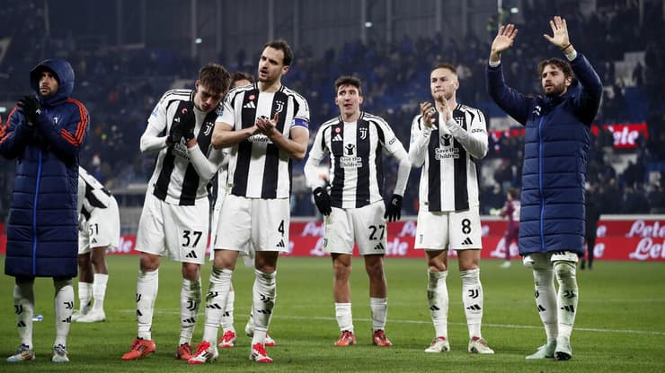 אף אחד כבר לא מופתע. שחקני יובנטוס מודים לקהל (צילום: REUTERS/Alessandro Garofalo) שחקני יובנטוס מודים לקהל
