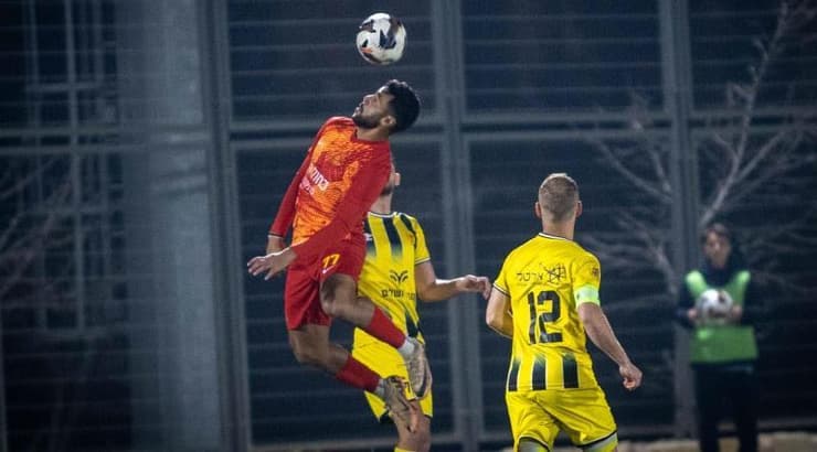 אסיל כנעני עולה לנגיחה