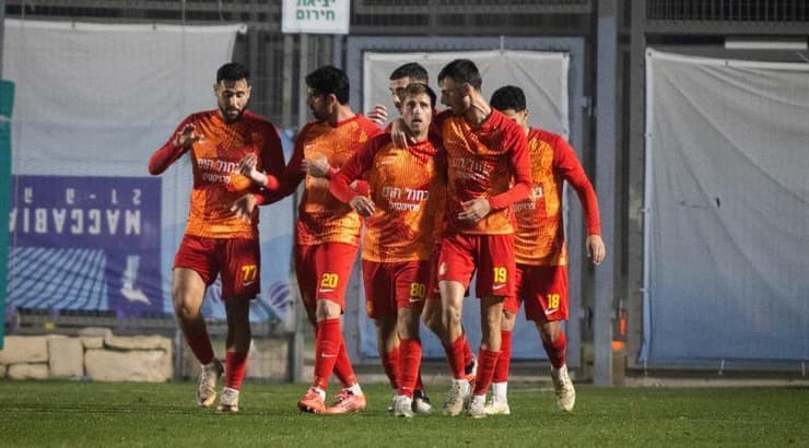 שחקני מ.ס אשדוד חוגגים את היתרון