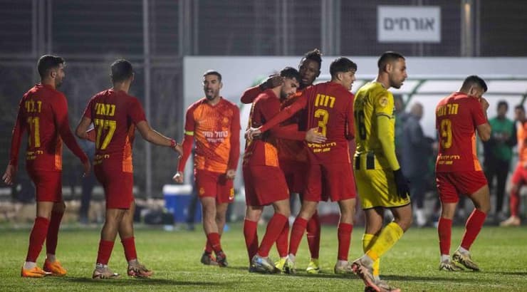 שחקני מ.ס אשדוד חוגגים את השער השני