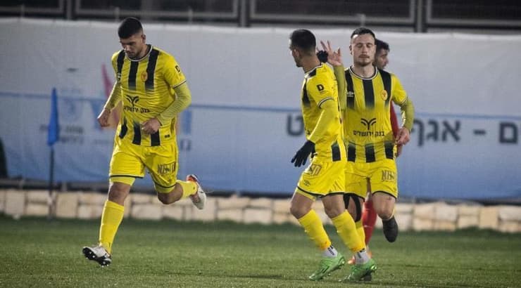 בר שושן חוגג את השער המצמק