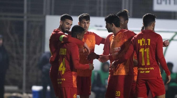 שחקני מ.ס אשדוד חוגגים עם נועם מוצ'ה