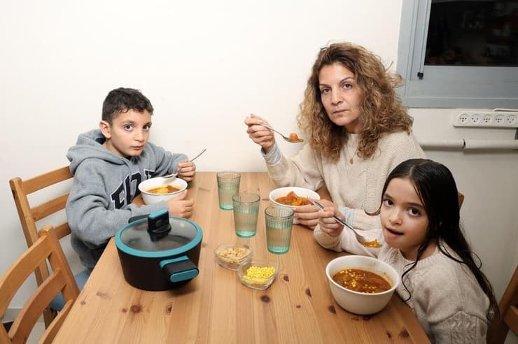 מושית מנצור ביתו של שלמה מנצור עם שני ילדיה