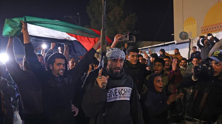 עזתים חוגגים ב חאן יונס רצועת עזה עם הדיווחים על עסקת חטופים ו הפסקת אש
