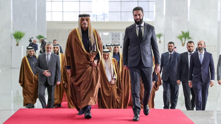 הפגישה של אל-ג'ולאני וראש הממשלה הקטארי (צילום: Hayat Tahrir Al-Sham/Handout via REUTERS) השליט החדש של סוריה אבו מוחמד אל ג'ולאני עם ראש ממשלת קטאר