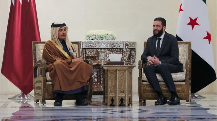 צילום: Hayat Tahrir Al-Sham/Handout via REUTERS השליט החדש של סוריה אבו מוחמד אל ג'ולאני עם ראש ממשלת קטאר