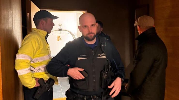 שוטרים בחדר של משפחת בנדר (צילום באדיבות יניב בנדר) שוטרים בחדר של משפחת בנדר