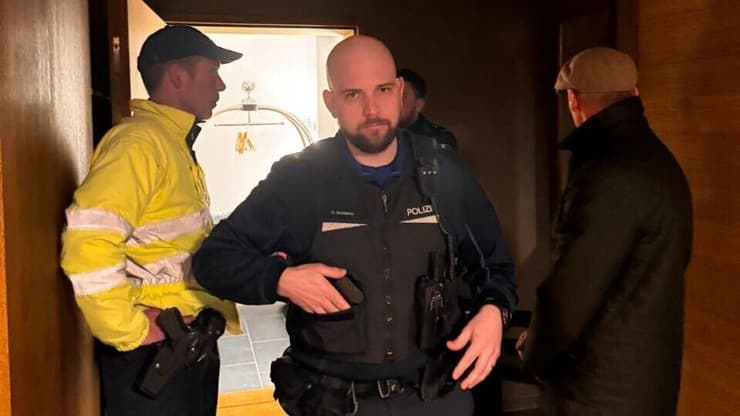 שוטרים בחדר של משפחת בנדר