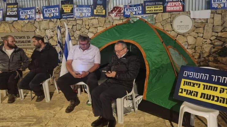 משפחות שכולות מול משרד רה"מ, הלילה משפחות שכולות מחוץ למשרד רה"מ בקריאה לא לחתום על עסקה