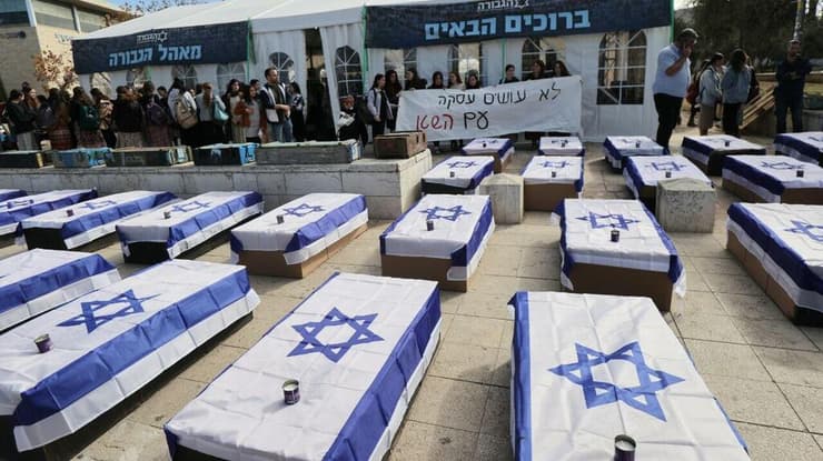 "יש לי בנים שעדיין משרתים, לא רוצה שיחזרו בארונות האלה". מיצב ארונות הקבורה (צילום: אלכס קולומויסקי) מיצב ארונות קבורה של משפחות שכולות נגד עסקה