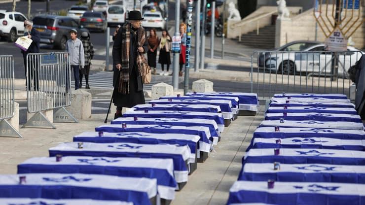 צילום: REUTERS/Ilan Rosenberg מיצג ארונות קבורה של משפחות שכולות נגד עסקה