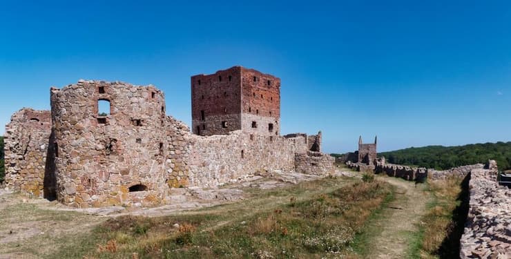 שרידי טירה באי הדני בורנהולם (צילום: Shutterstock) שרידי טירה באי הדני בורנהולם