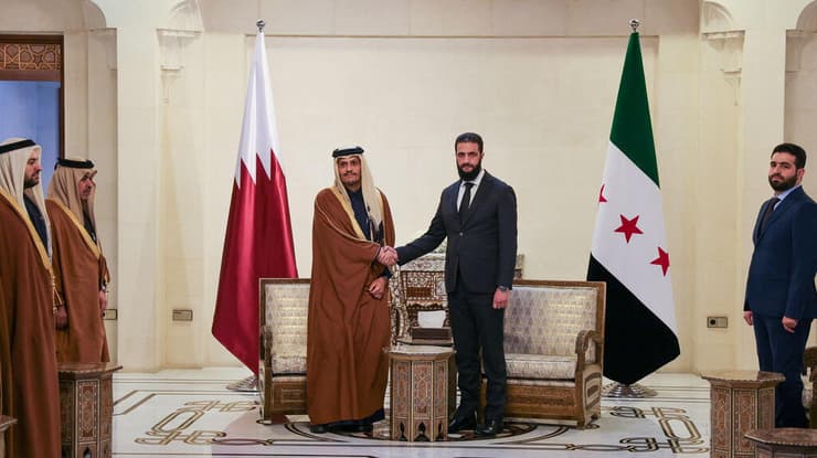 צילום: Hayat Tahrir Al-Sham/Handout via REUTERS השליט החדש של סוריה אבו מוחמד אל ג'ולאני עם ראש ממשלת קטאר