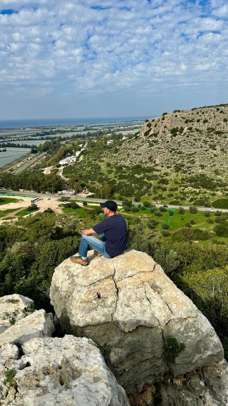 הכרמל ירוק בימים אלה וכדאי להגיע (צילום באדיבות ארז דגן) אזור מערת אצבע