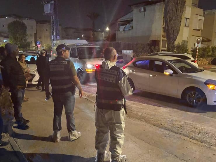 מחוץ לזירה בקריית עקרון (צילום: מאיר תורג'מן) אישה נרצחה בקריית עקרון