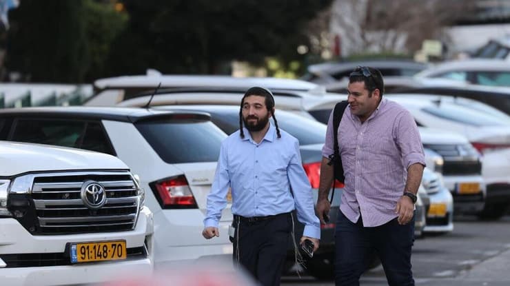 צבי סוכות מגיע לישיבת סיעה של הציונות הדתית