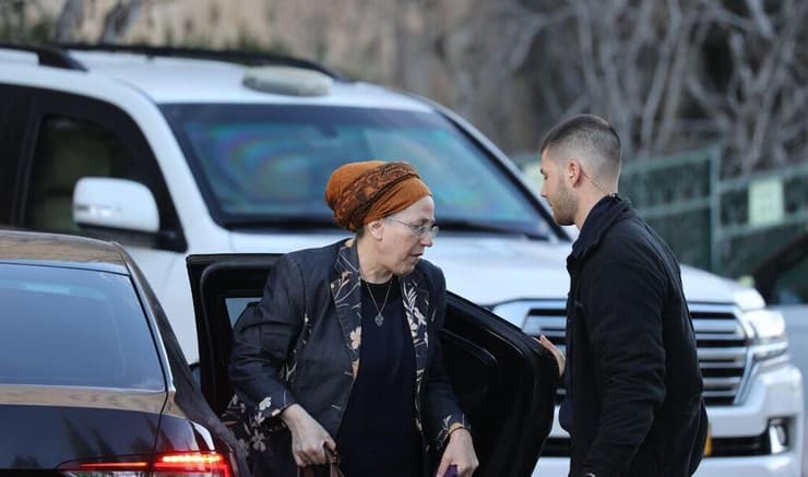 השרה אורית סטרוק בדרכה לישיבת סיעה של הציונות הדתית (צילום: אלכס קולומויסקי) אורית סטרוק מגיעה לישיבת סיעה של הציונות הדתית