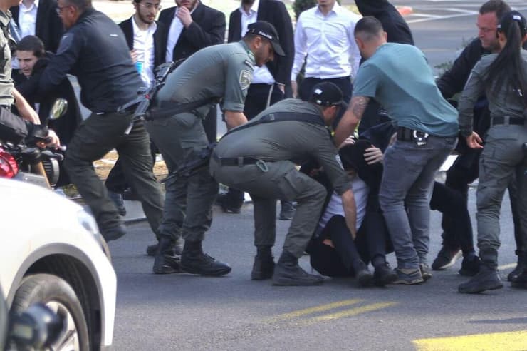 עימותים בין חרדים למפגינים (צילום: מוטי קמחי) הפגת חרדים מחוץ לבקו"ם