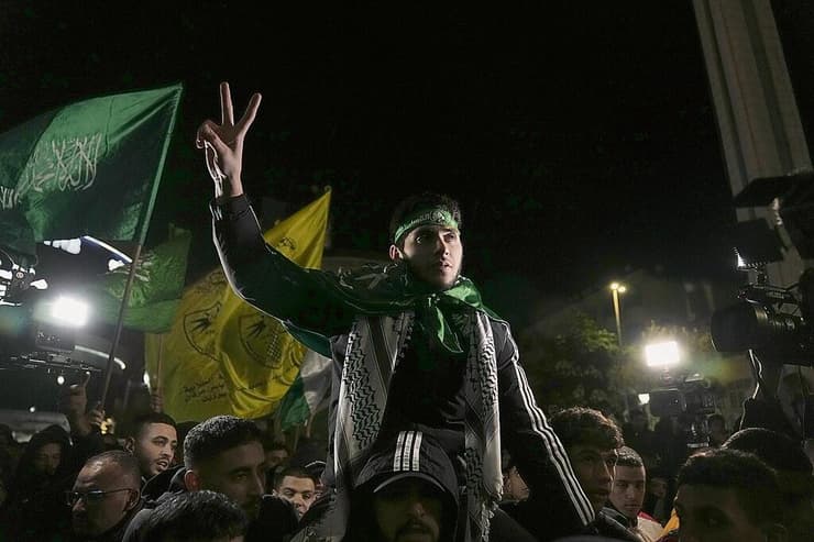 קבלת פנים ברמאללה לעומר עטשאן ששוחרר בעסקה הקודמת (צילום: Nasser Nasser, AP) קבלת פנים ברמאללה לעומר עטשאן ששוחרר בעסקה הקודמת