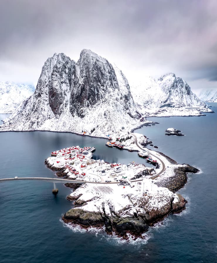 מבט מרחוק על הכפר Hamnoy, הגשר וההר (צילום: גלעד טופז) מבט מרחוק על הכפר Hamnoy, הגשר וההר