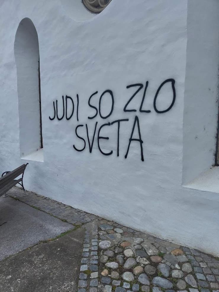 "היהודים הם הרוע של העולם". כתובת אנטישמית בסלובניה