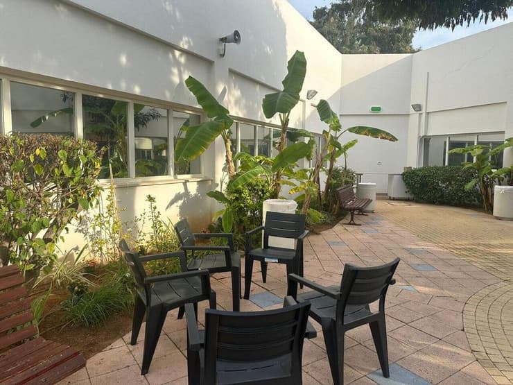 פאטיו פנימי לרגעים ראשונים של חופש ושקט (צילום: דוברות בית החולים שמיר אסף הרופא) היערכות בית החולים שמיר אסף הרופא לקליטת חטופים