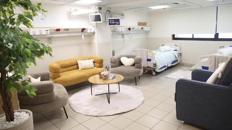 עם ספות ושטיחים. בבתי החולים ניסו לשוות לחדרים אופי ביתי (צילום: דוברות שיבא) היערכות בית החולים שיבא בתל השומר לקליטת חטופים