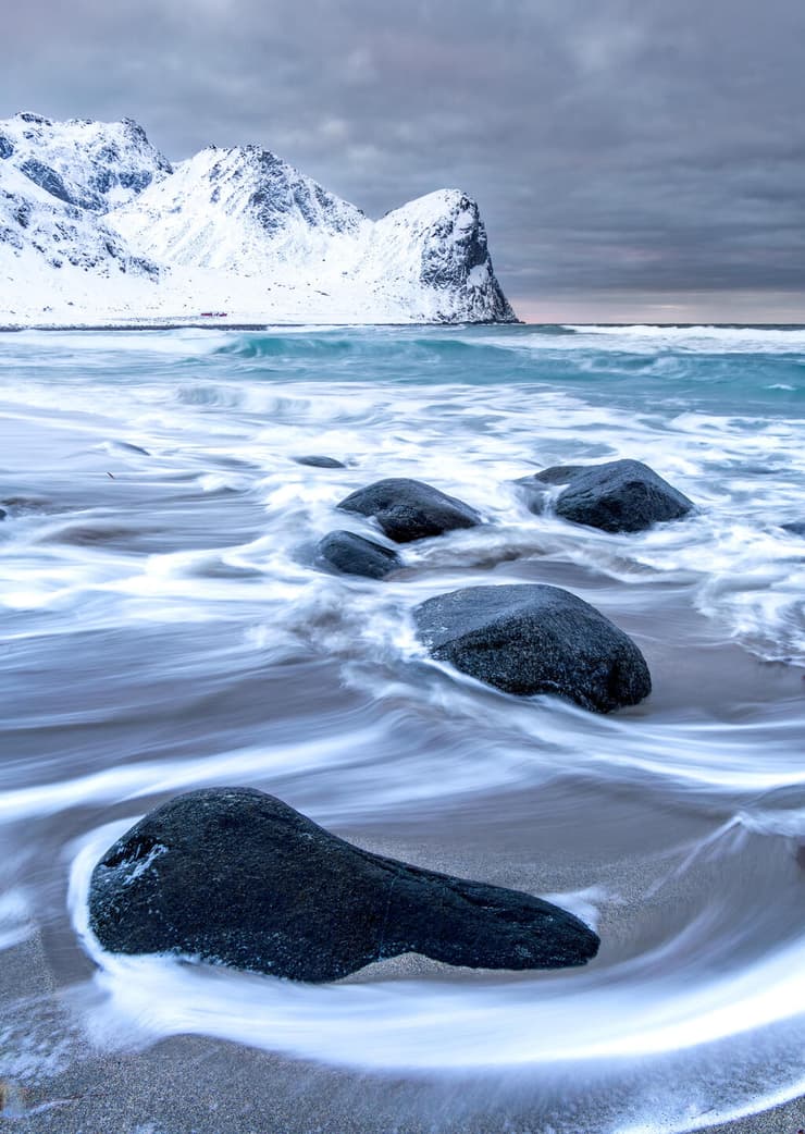 הסלעים בחוף Unstad והפרצוף שבמצוק (צילום: גלעד טופז) הסלעים בחוף Unstad והפרצוף שבמצוק