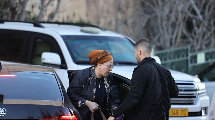 אורית סטרוק מגיעה לישיבת סיעה של הציונות הדתית