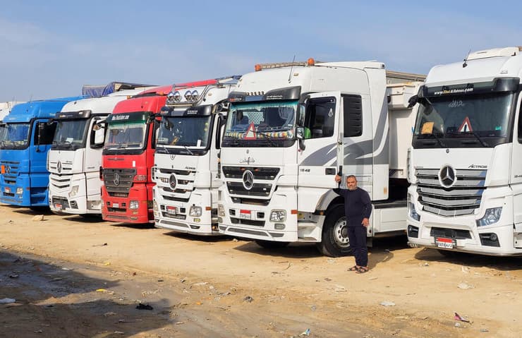 שורות של משאיות ב גבול רצועת עזה ממתינים להסכם
